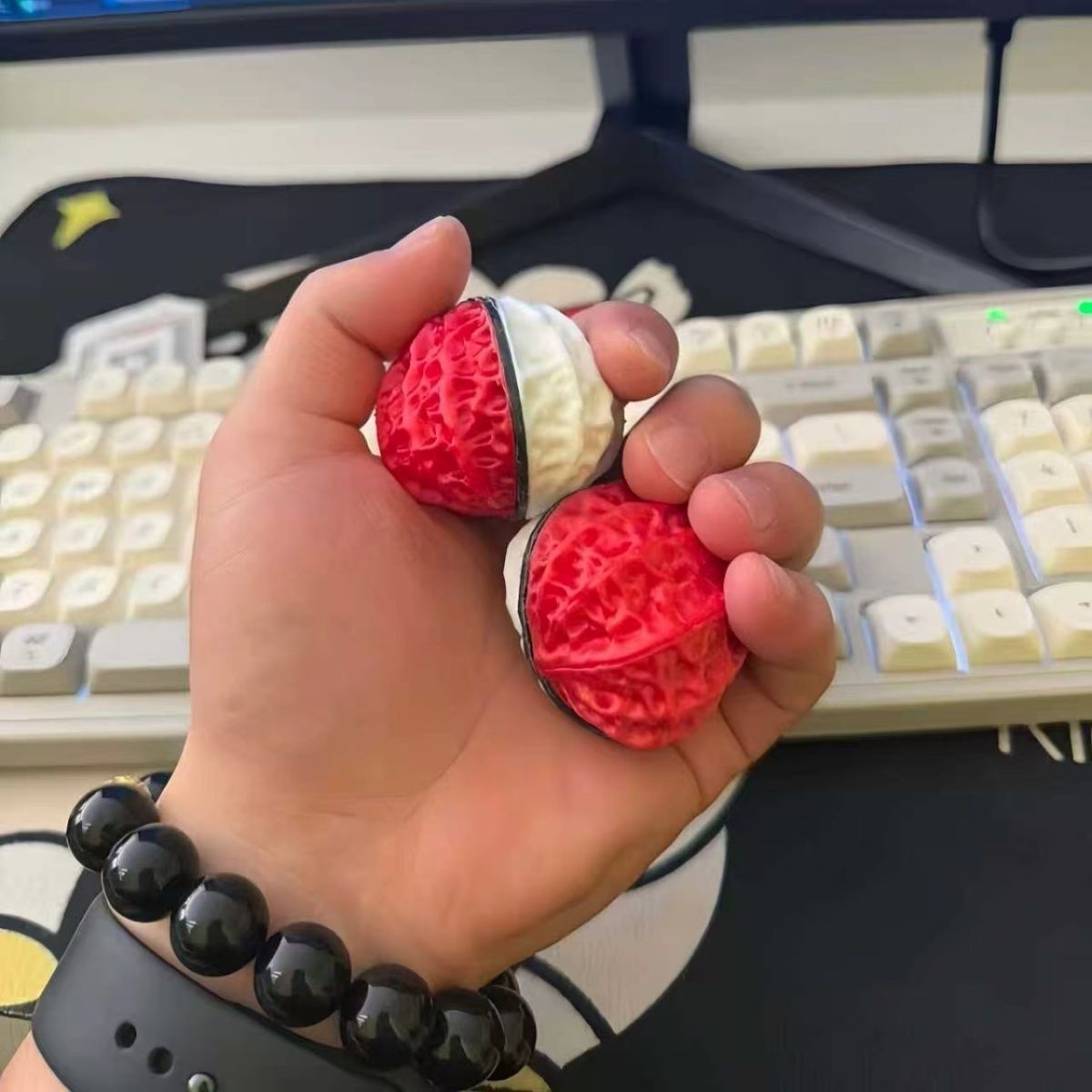 كرة بوكيمون ثلاثية الأبعاد على - مراجعة Pokeball Cosplay Prop وسعره